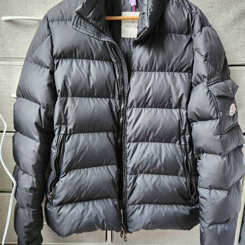 Moncler signature collection Mens down jacket. Size 5 Navy blue